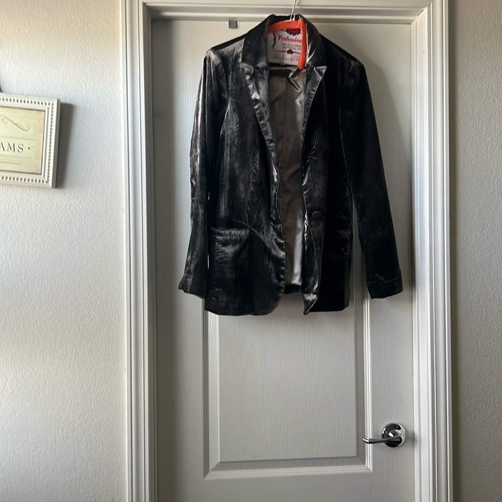 Anthropologie woman's velvet jacket size 6 us